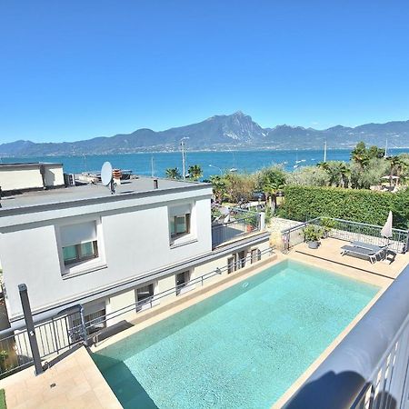 South Apartment With Pool Torri Del Benaco Bagian luar foto