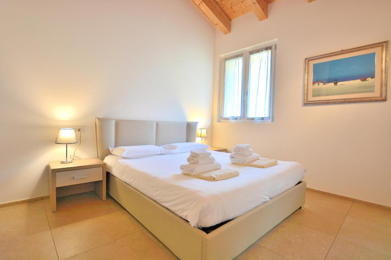 South Apartment With Pool Torri Del Benaco Bagian luar foto