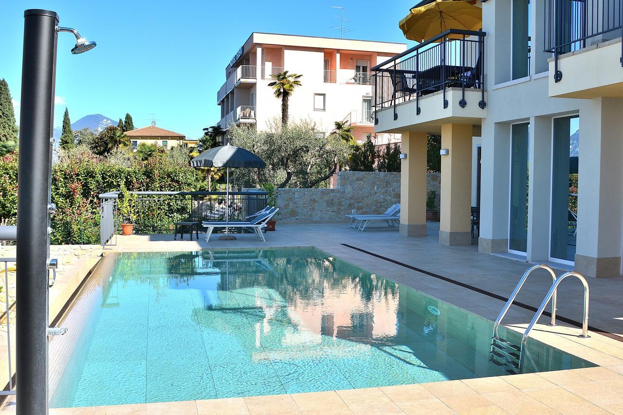 South Apartment With Pool Torri Del Benaco Bagian luar foto