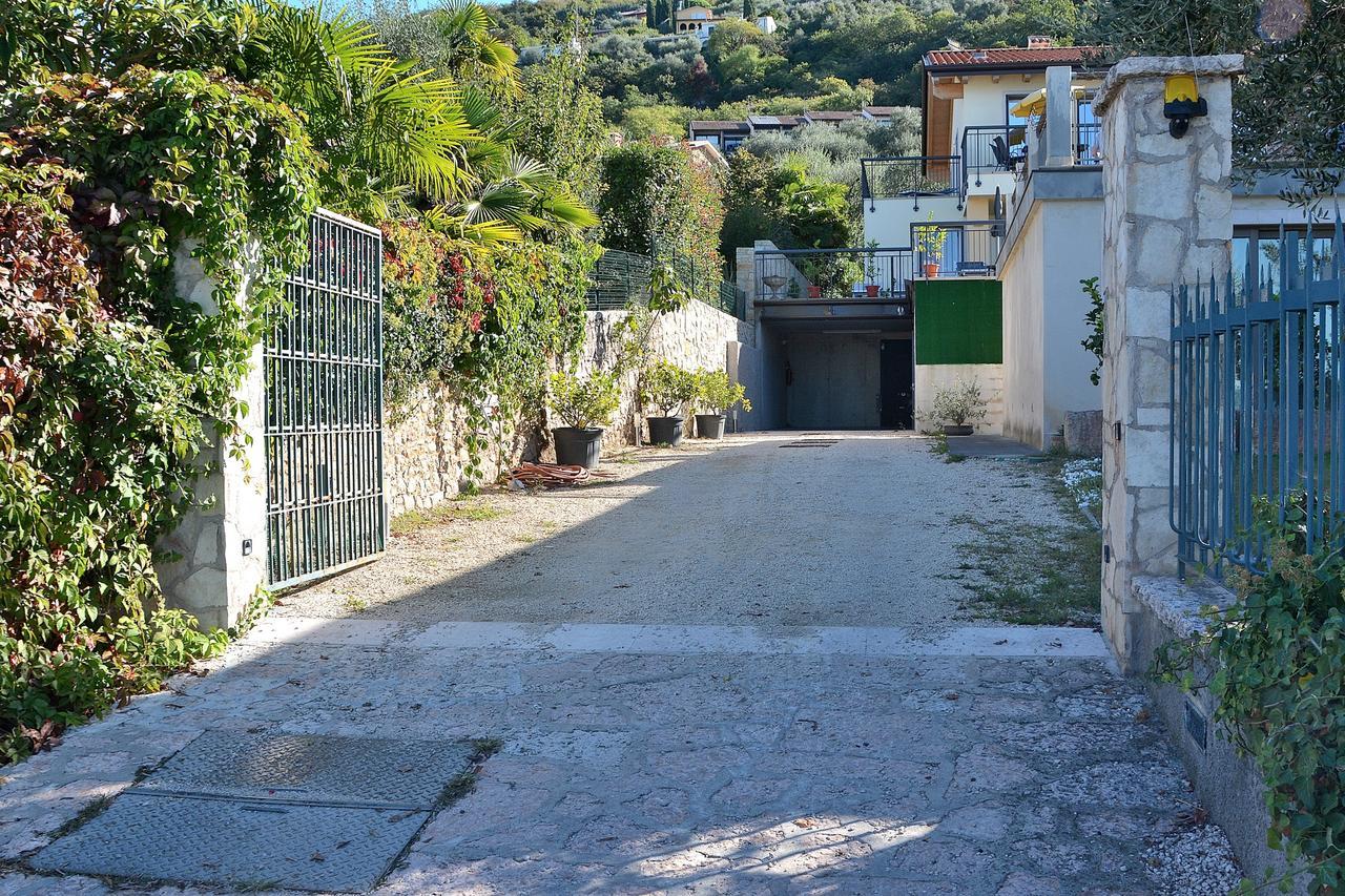 South Apartment With Pool Torri Del Benaco Bagian luar foto