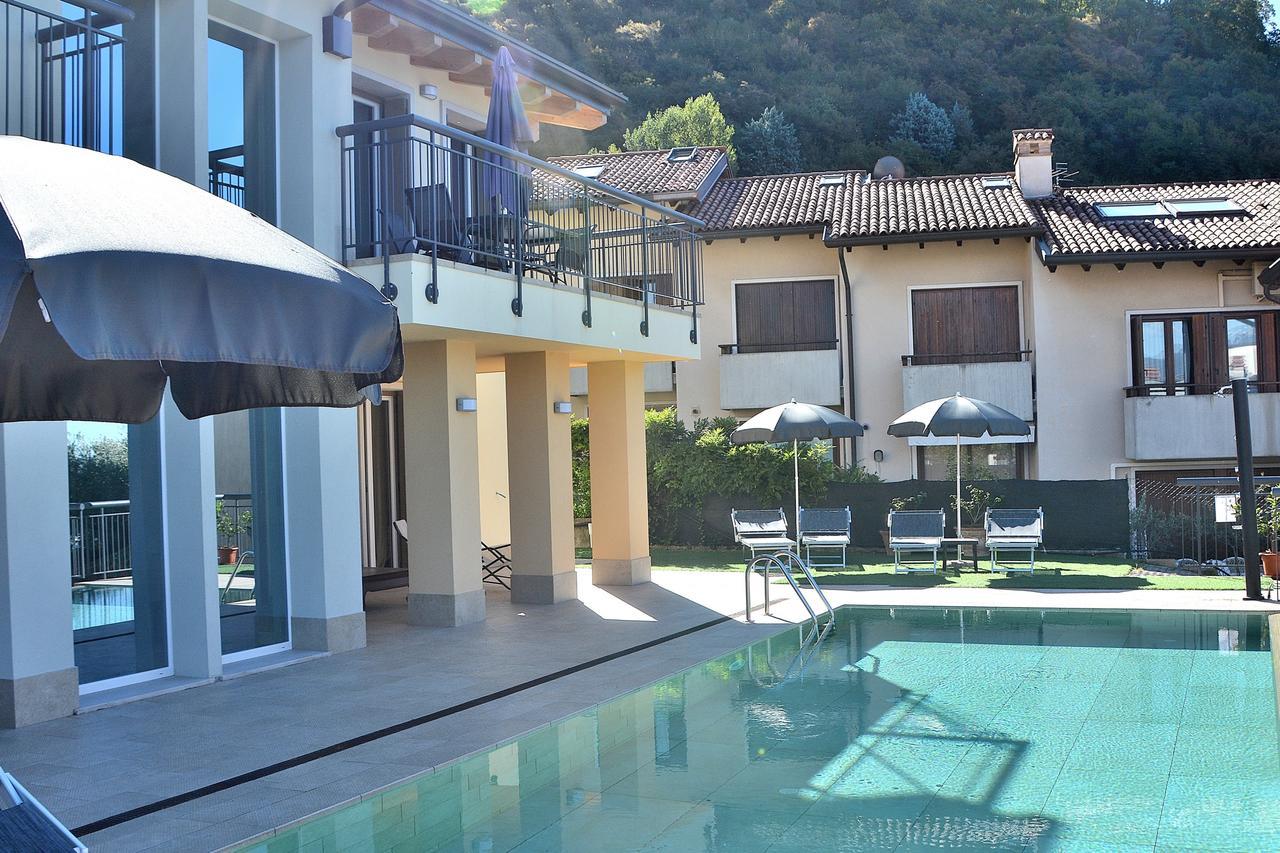 South Apartment With Pool Torri Del Benaco Bagian luar foto