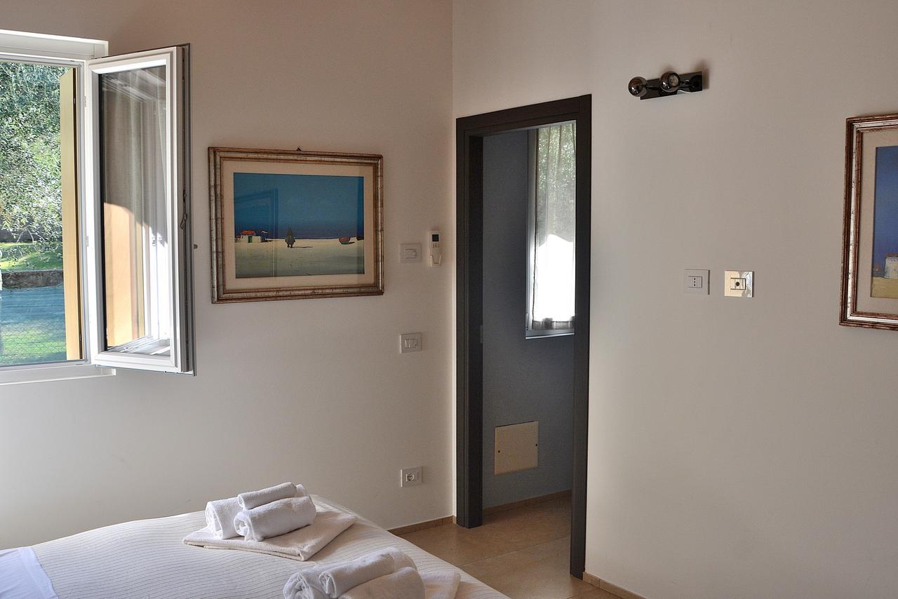 South Apartment With Pool Torri Del Benaco Bagian luar foto